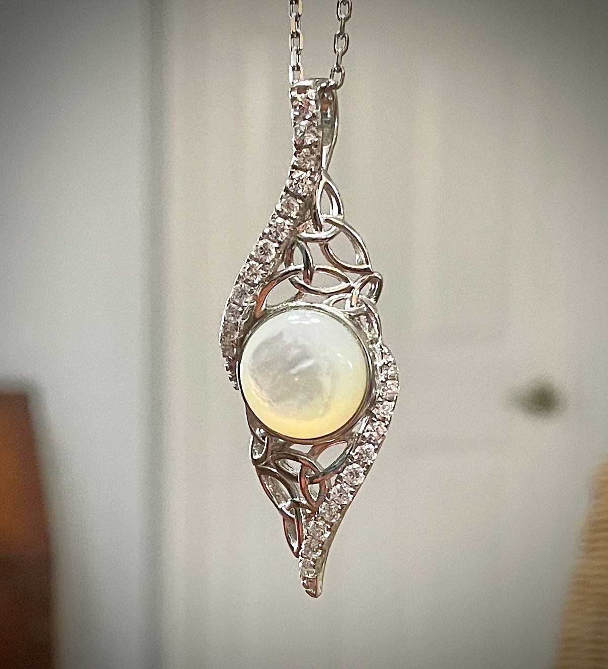Arian Mother of Pearl Twisted Trinity - Large