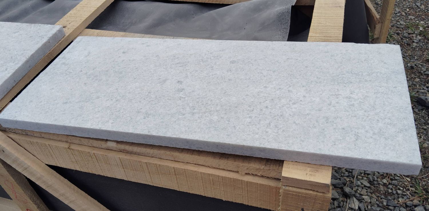 Prime Quality Quartzite Mowing Strip - 600x250x20