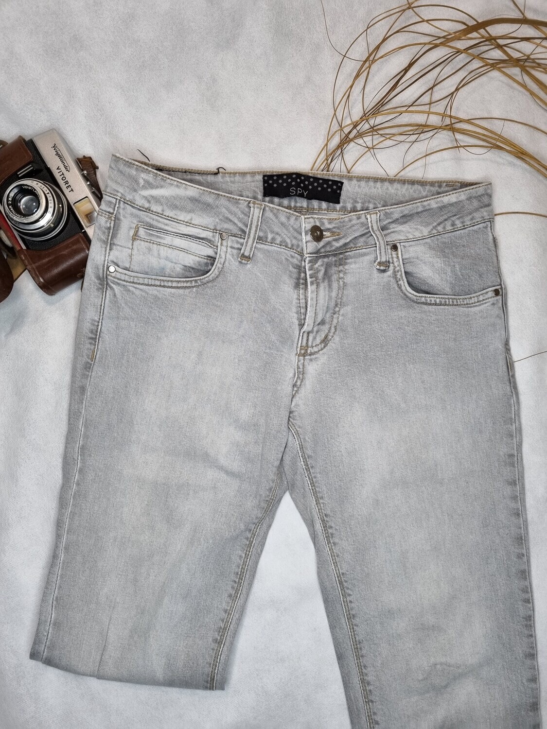 JEAN GRIS TIRO BAJO, CHUPIN. MARCA SPY, TALLE 27