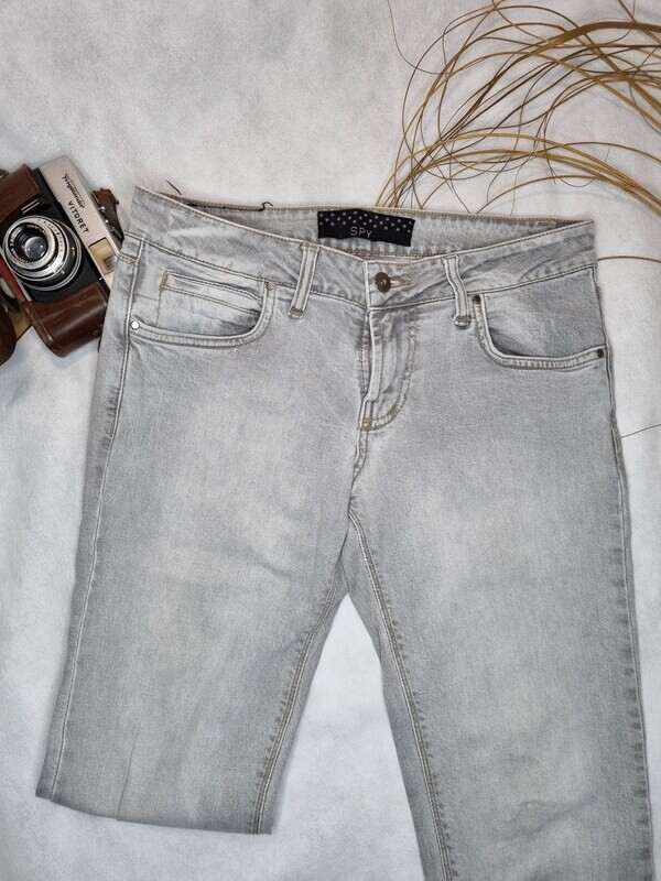 JEAN GRIS TIRO BAJO, CHUPIN. MARCA SPY, TALLE 27