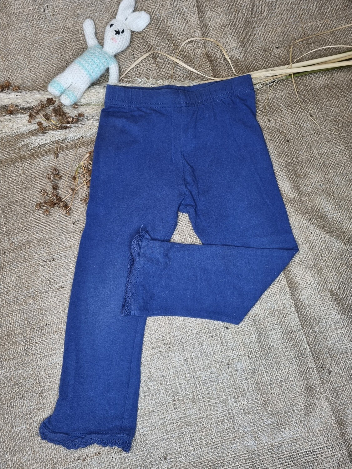 CALZA AZUL, CON PUNTILLA EN EL PUÑO. MARCA SMILE. TALLE 3 AÑOS.