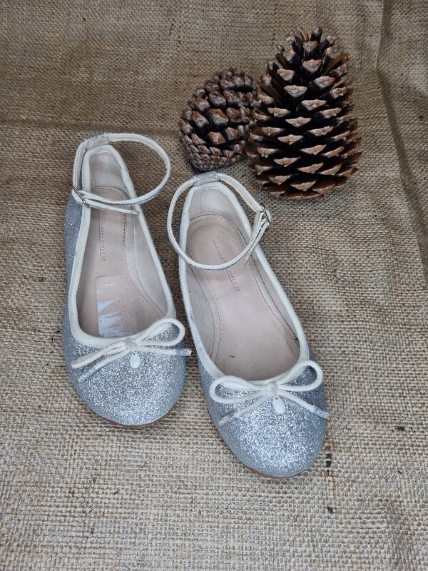 CHATITAS PLATEADAS MARCA ZARA. TALLE 29