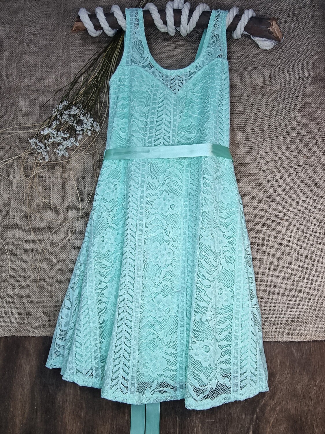 VESTIDO COLOR VERDE AGUA, CON CINTURÓN DE CINTA, ELASTISADO, EVASÉ