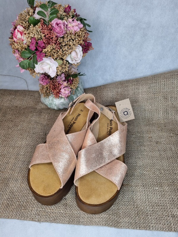 SANDALIAS CON TIRAS CRUZADAS, COLOR ROSA VIEJO BRILLANTES, CON PLATAFORMA CORRIDA, MARCA HUSH PUPPIES, TALLE 36