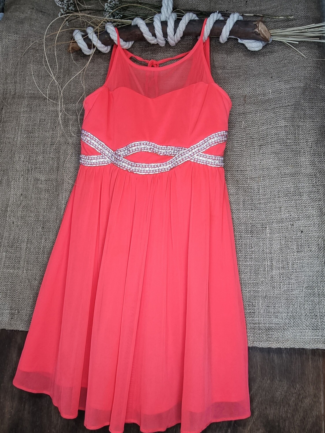 VESTIDO DE FIESTA CORTO, CON DETALLE DE PEDRERIA BORDAD EN CINTURA. COLOR ROJO/NARANJA