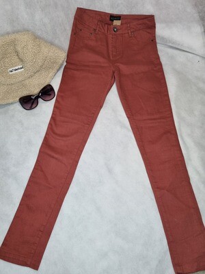 PANTALÓN DE JEAN, COLOR TERRACOTA, TALLE XS, ELASTIZADO