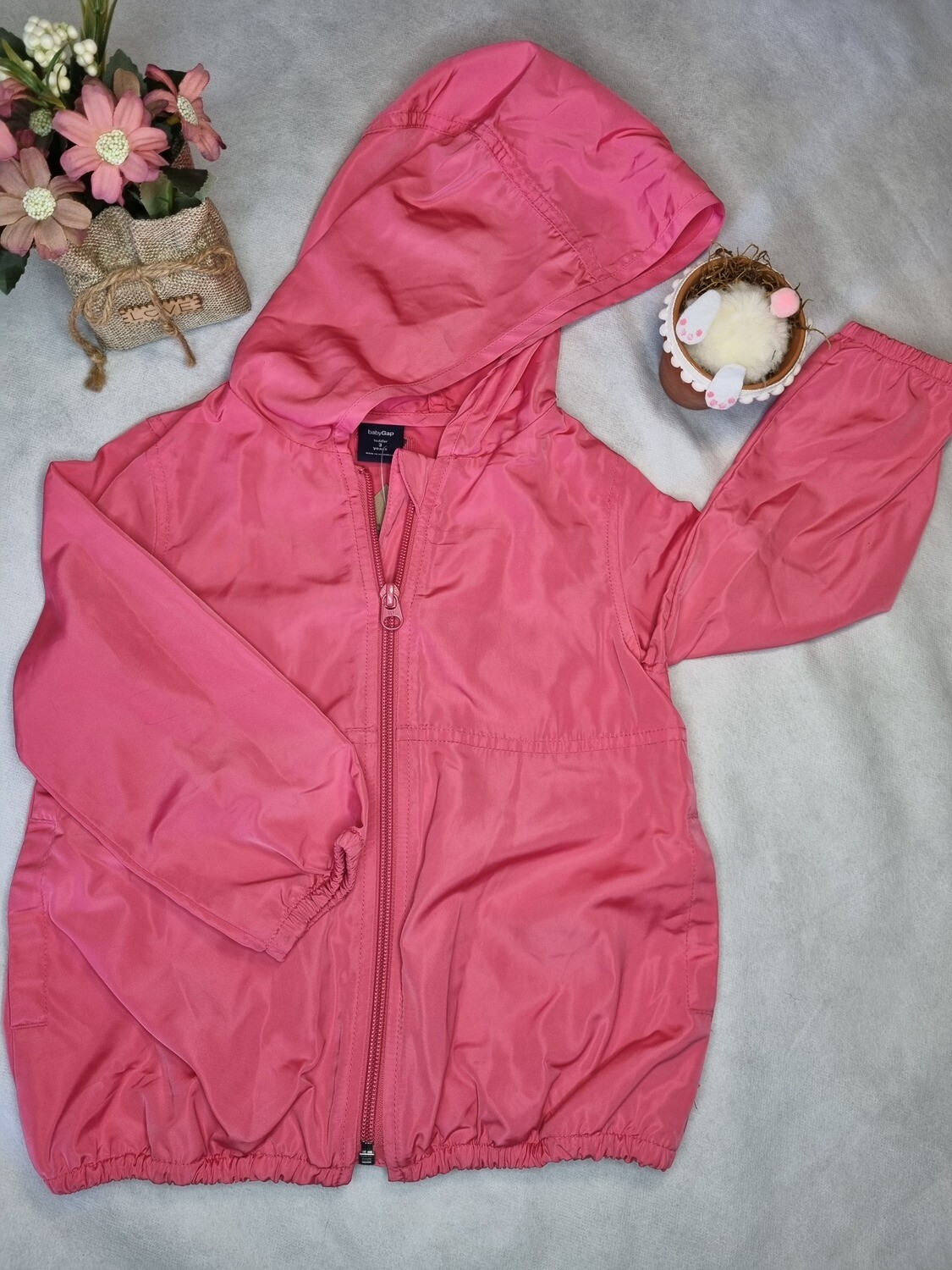 CAMPERA DE NIÑA, MEDIA ESTACION. CON CAPUCHA, PUÑOS EN PRETINA Y MANGAS. MARCA GAP. TALLE 3. COLOR FUCCIA