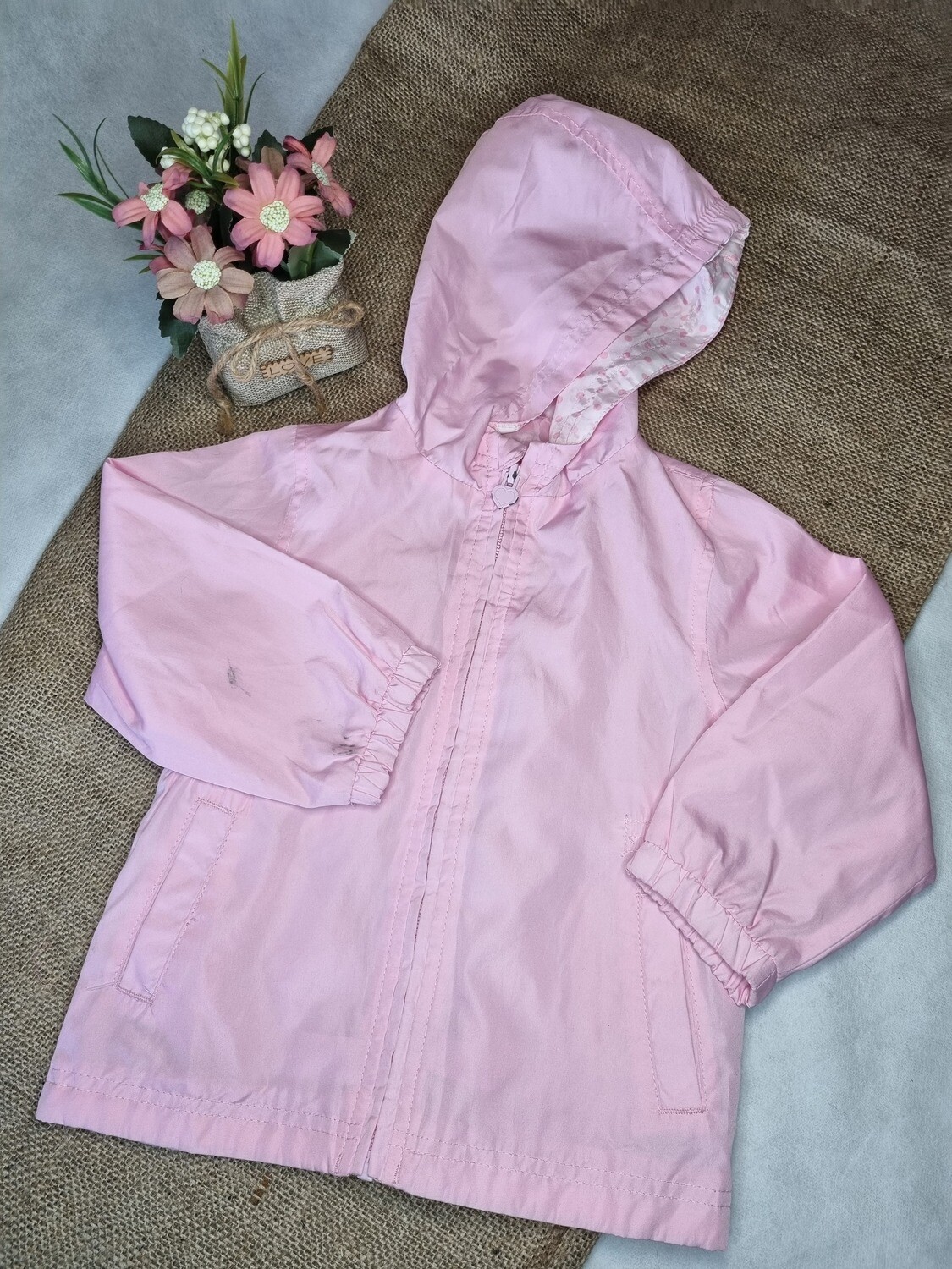 CAMPERA MEDIA ESTACIÒN, CON CAPUCHA, Y CIERRE. MARCA CIRCO. TALLE 2. COLOR ROSA