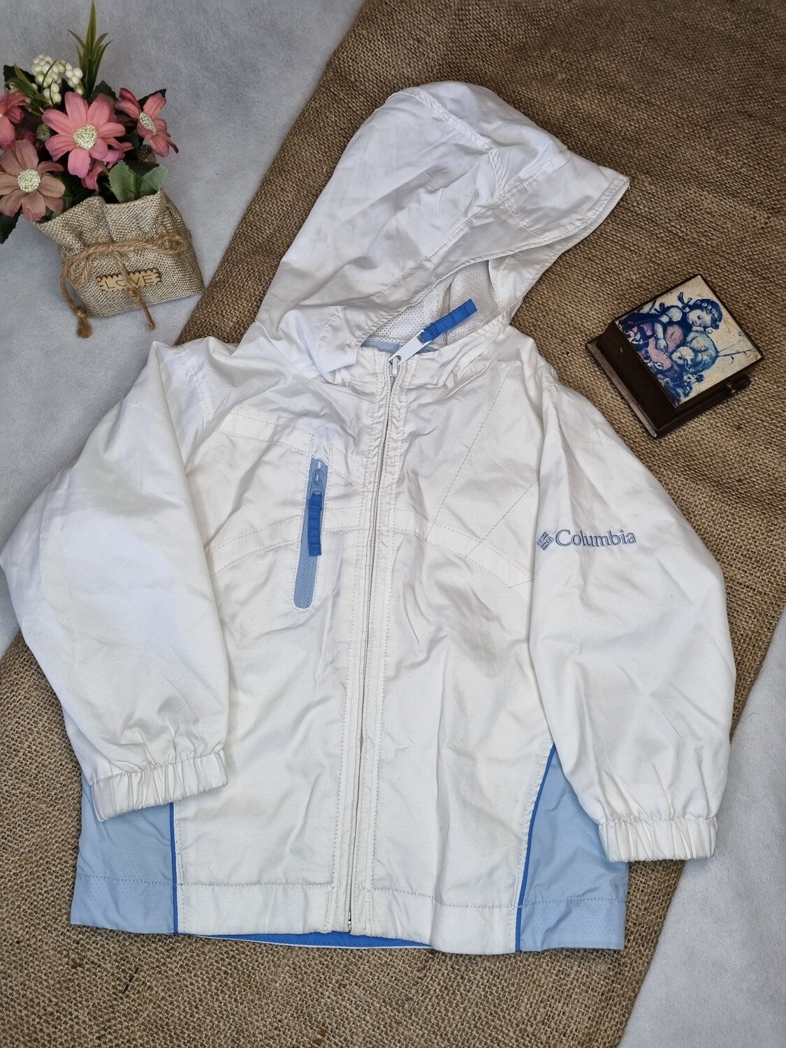 CAMPERA DE NIÑA, IMPERMEABLE, MEDIA ESTACIÒN, CON CAPUCHA. COLOR BLANCO. TALLE 2. MARCA COLUMBIA. IMPECABLE