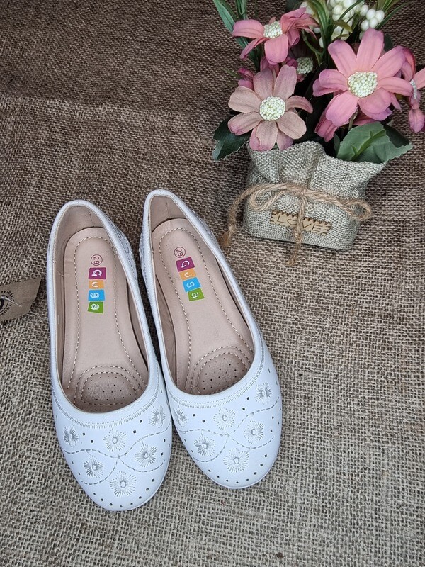 BALERINA BLANCA, BORDADAS. MARCA GUGA. TALLE 29. COLOR BLANCO
