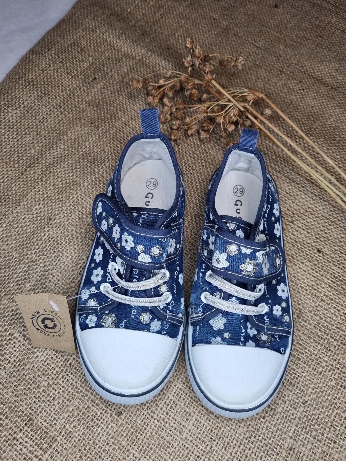 CHAMPIONES DE NIÑA, CON VELCRO Y CORDONES ELASTIZADOS. MARCA GUGA. TALLE 29. IMPECABLES