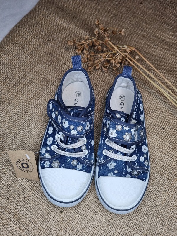 CHAMPIONES DE NIÑA, CON VELCRO Y CORDONES ELASTIZADOS. MARCA GUGA. TALLE 29. IMPECABLES