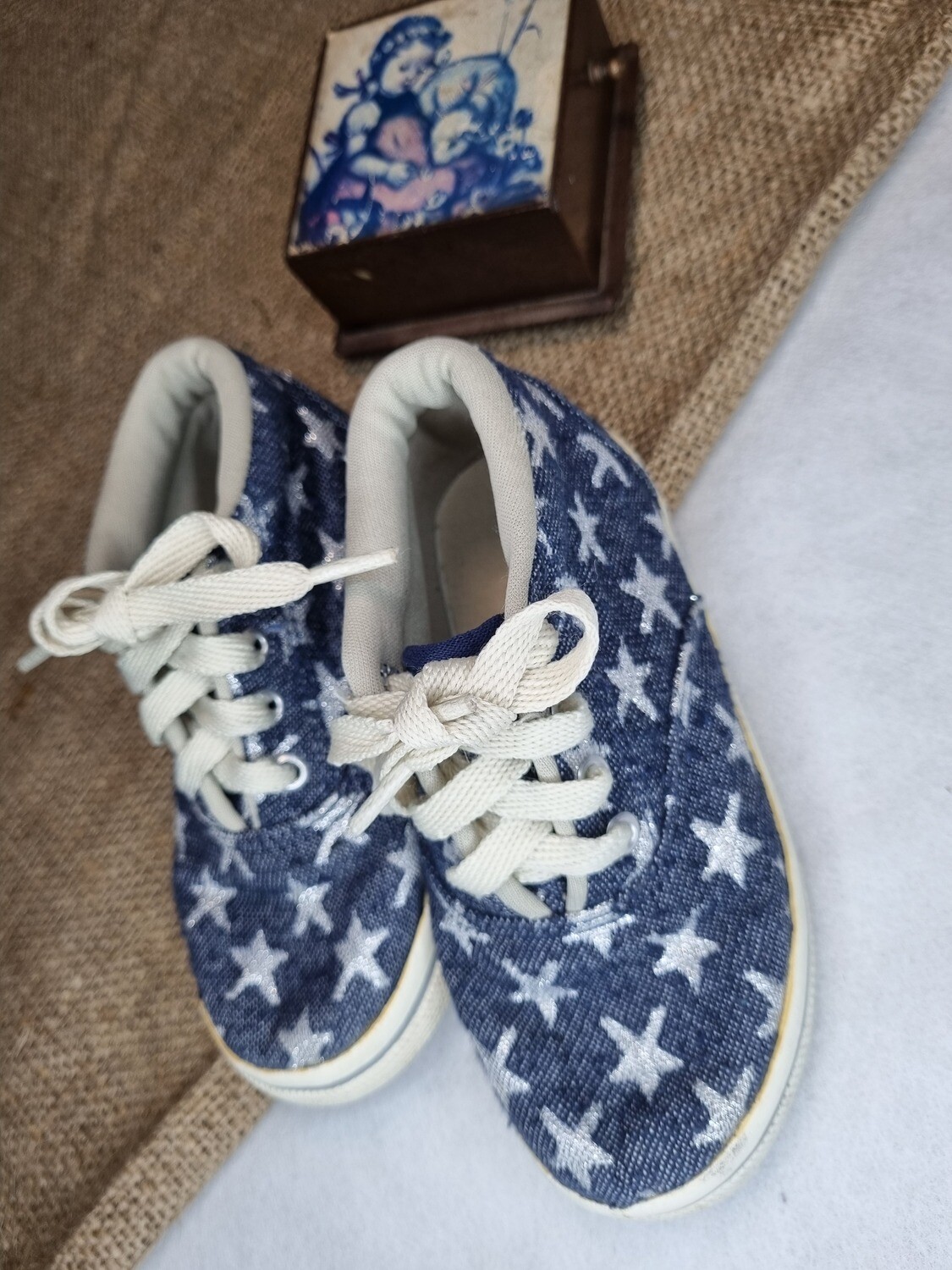 BOTITAS DE NIÑA, CON CORDONES. MARCA POIM. TALLE 24