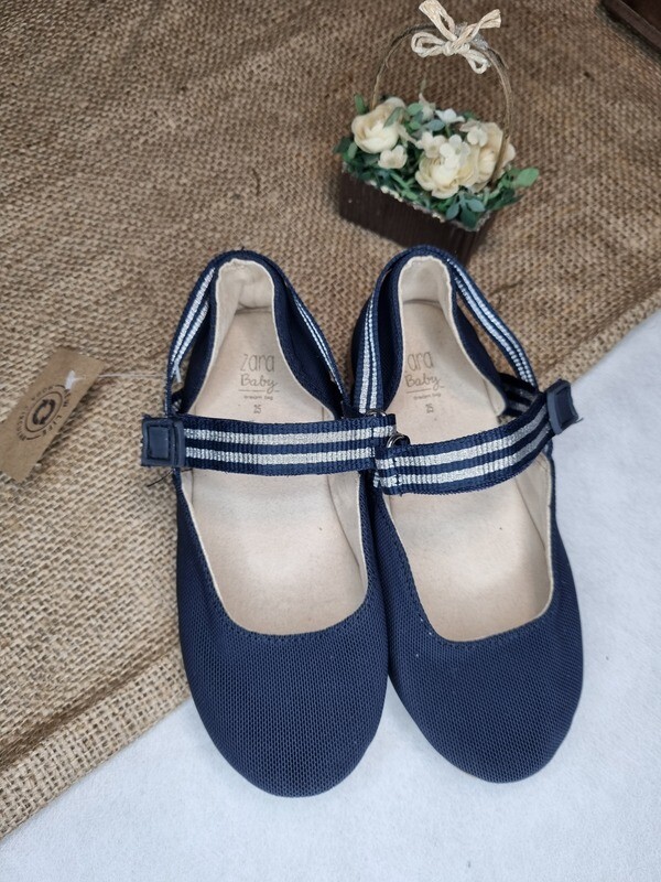 BALERINA TIPO CHINITA, CON VELCRO. MARCA ZARA BABY. TALLE 25. COLOR AZUL.
