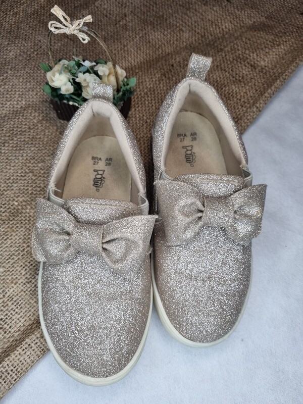 ZAPATOS TIPO PANCHAS, DE NIÑA, DORADAS CON BRILLO Y MOÑA. MARCA POIM. TALLE 27