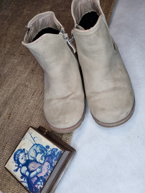 BOTAS DE NIÑA TALLE 27, MARCA MISS CAROL