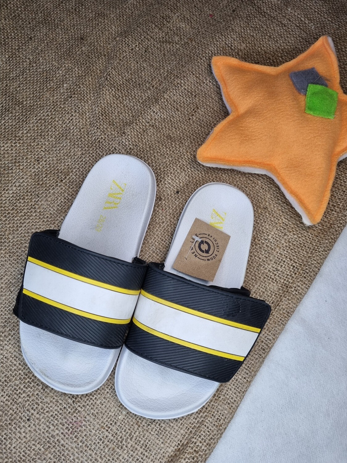 CHANCLETAS DE BANDA PARA NIÑO, MARCA ZARA. TALLE 28/29