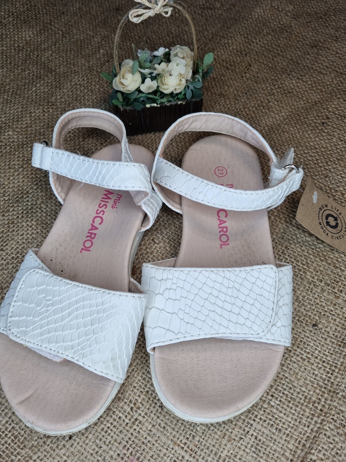 SANDALIA DE NIÑA, BLANCAS CROCO, CON VELCRO. MARCA MISS CAROL. TALLE 27.