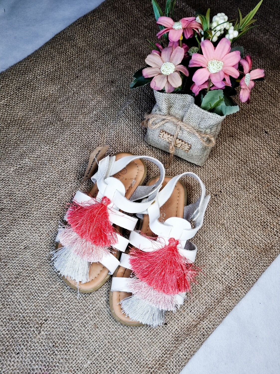 SANDALIAS DE NIÑA, BLANCAS CON FLECOS, MARCA MISS CAROL. TALLE 25