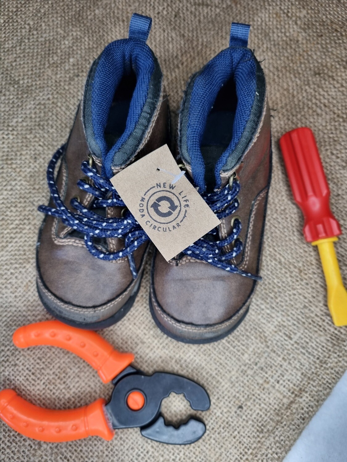 BOTAS DE CUERO CON CORDONES, MARCA CARTERS, TALLE 7 AMERICANO