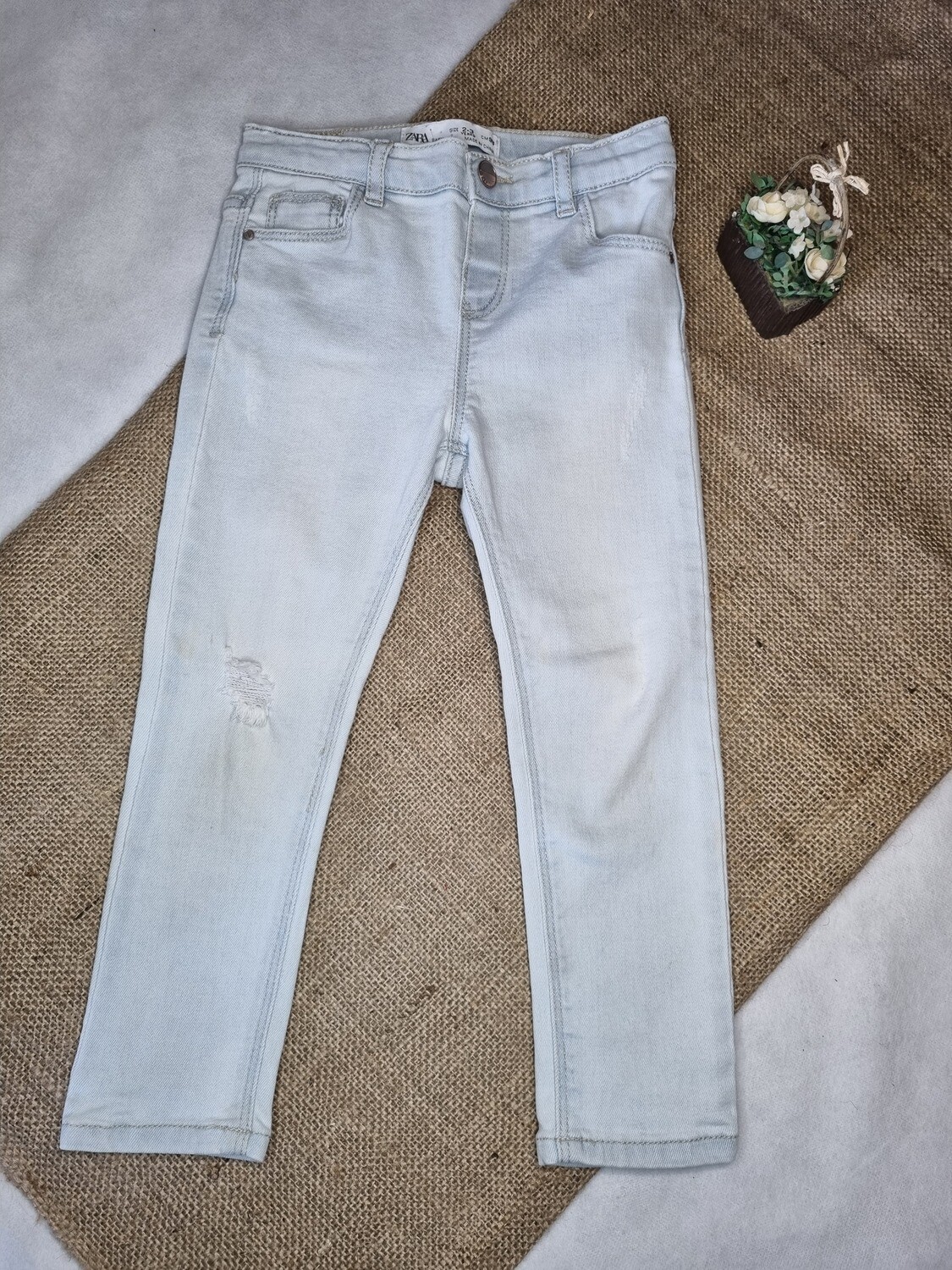 PANTALÒN DE JEAN CHUPIN ELASTIZADO ZARA BABY. TALLE 2-3. CELESTE, CON ROTURAS