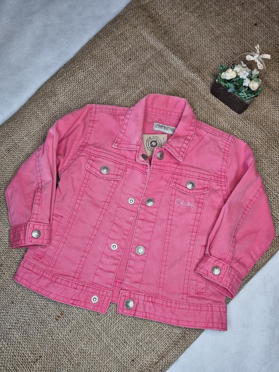 CAMPERA DE JEAN COLOR ROSA INTENSO. MARCA CHEEKY. TALLE 1