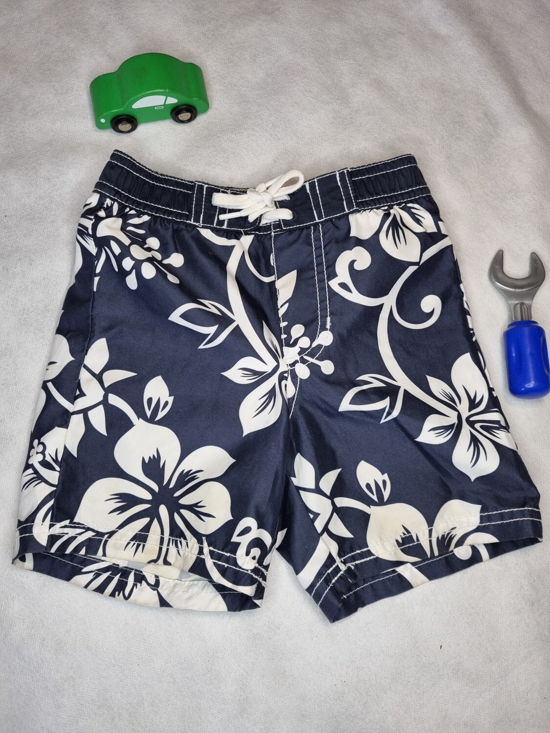 SHORT DE BAÑO, NIÑO, AZUL CON FLORES BLANCAS. MARCA OLD NAVY