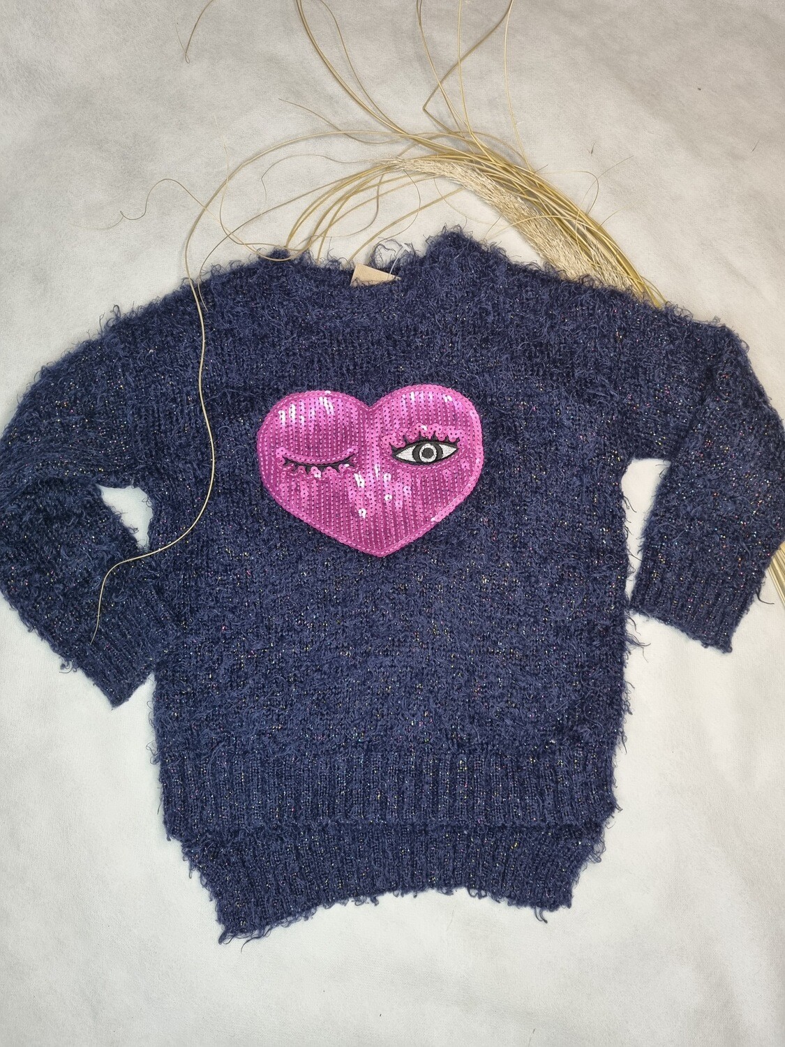 SWEATER DE ANGORA, COLOR AZUL, CON CARA DE CORAZON DE LENTEJUELAS FUCSIAS