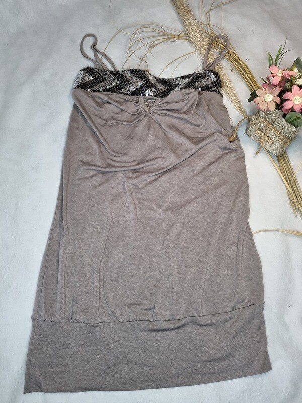 MUSCULOSA DE ALGODON CON LENTEJUELAS EN EL FRENTE