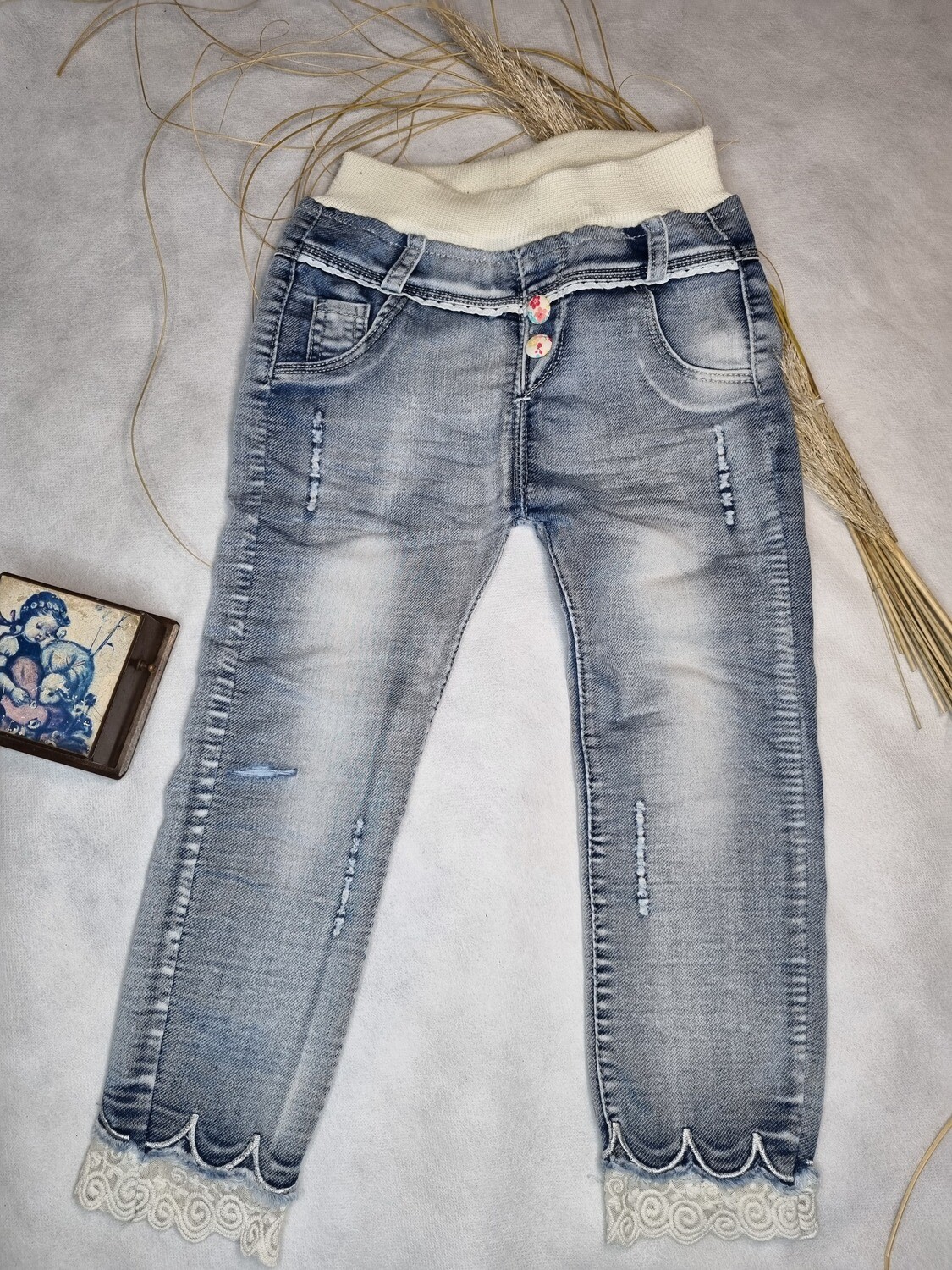 PANTALON DE JEAN, CELESTE, CON PRETINA ELASTIZADA, Y BAJOS CON ENCAJE
