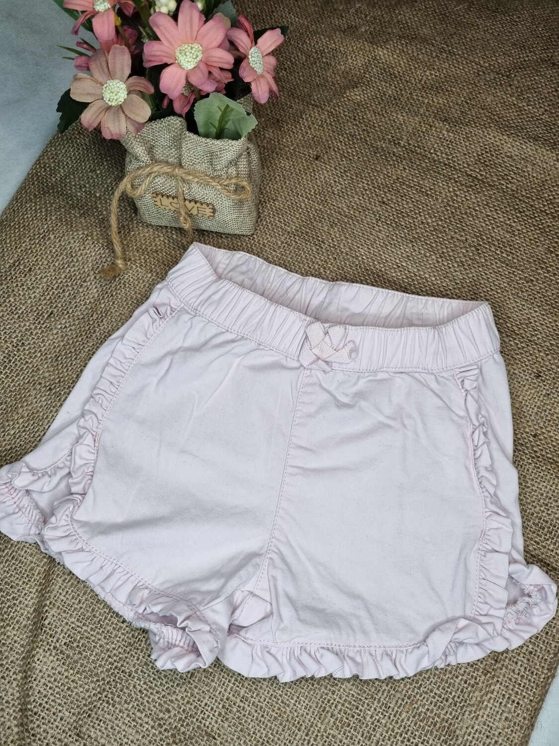 SHORT DE NIÑA, CON VOLADOS. COLOR ROSA. PRETINA ELASTIZADA. MARCA BASS. TALLE 12/18 M