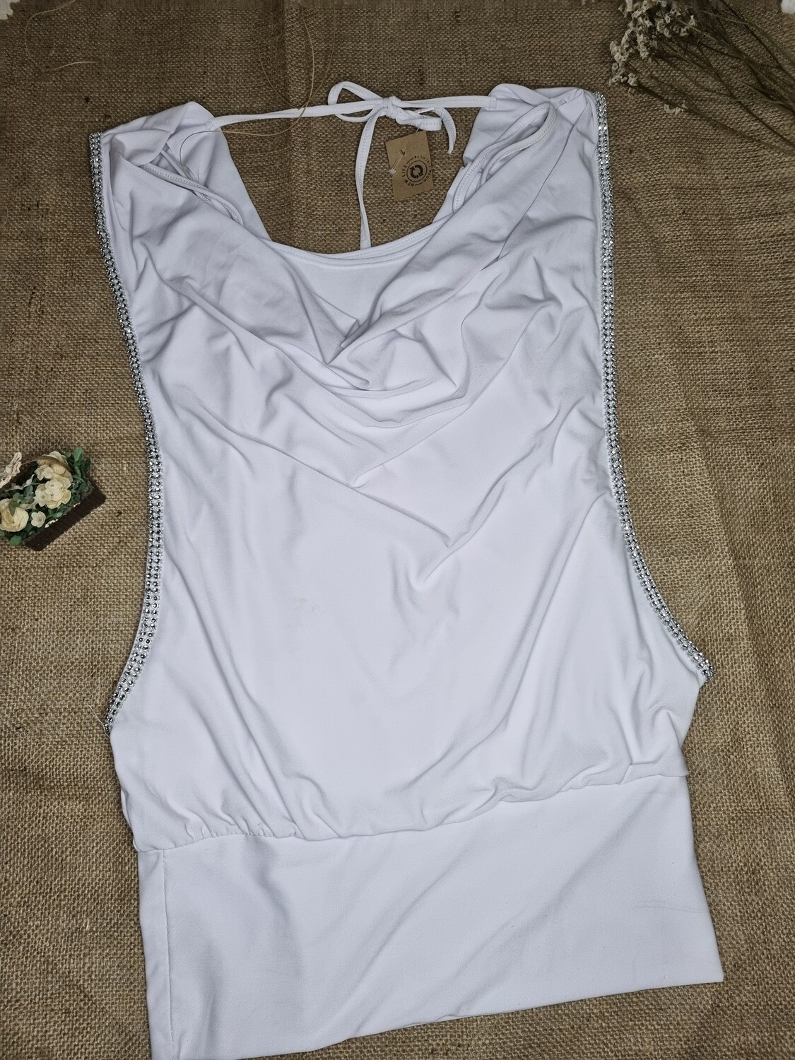 BLUSA CUELLO CAIDO, CON FAJA, COLOR BLANCO. TALLE M.