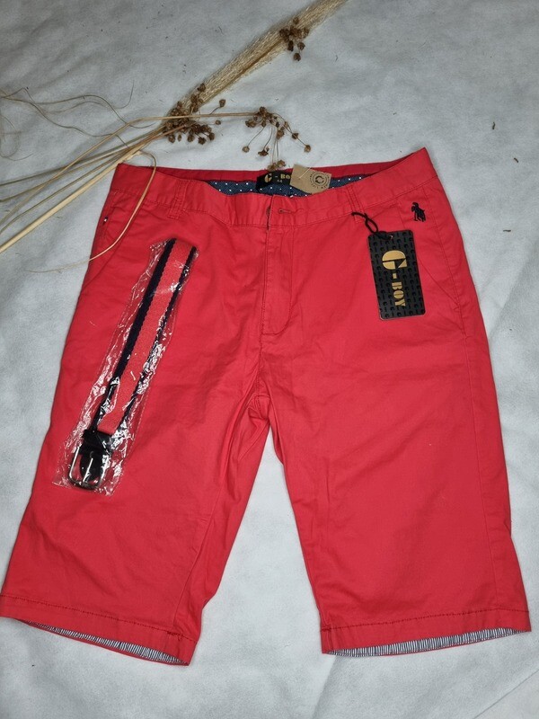 BERMUDA DE VESTIR, COLOR ROJO, CON CINTURÓN. MARCA G-BOY. TALLE 44 (CHICO)