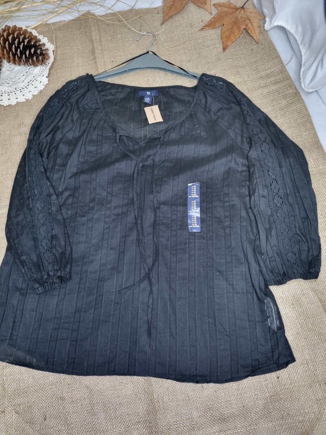 BLUSA ESTILO CAMISA, AMPLIA, ESCOTE V. MARCA GAP. COLOR NEGRO. TALLE M