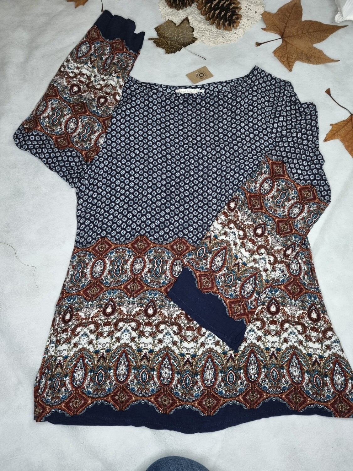 BLUSA MANGA LARGA, AZUL ESTAMPADA CON FLORES.