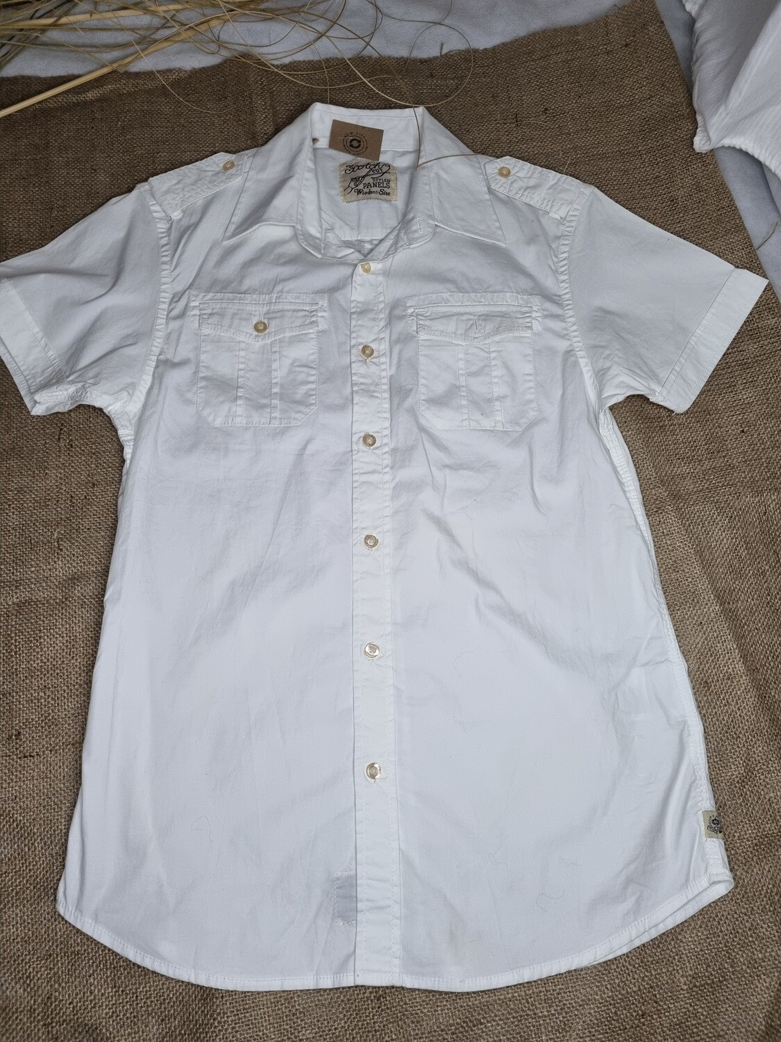 CAMISA MANGA CORTA, BLANCA, CON CHARRETERAS Y BOLSILLOS. TALLE M - NUEVA SIN USO
