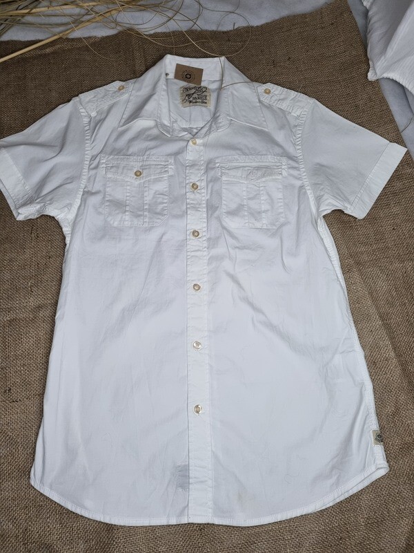CAMISA MANGA CORTA, BLANCA, CON CHARRETERAS Y BOLSILLOS. TALLE M - NUEVA SIN USO