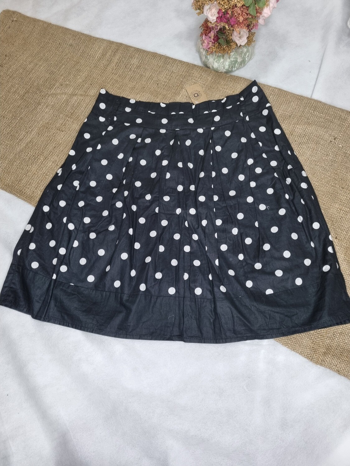 POLLERA / FALDA EVASE CON PINZAS, NEGRA CON LUNARES BLANCOS. TALLE 38