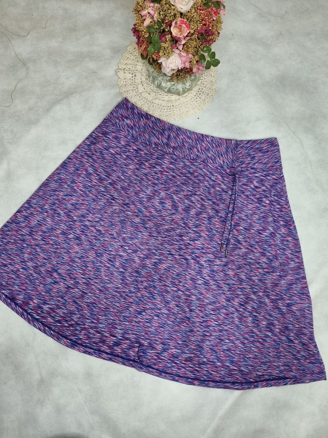 POLLERA / FALDA EN TELA ELASTIZADA. COLOR VIOLETA JASPEADA. MARCA FREEDOM TRADE. TALLE L. NUEVA SIN USO