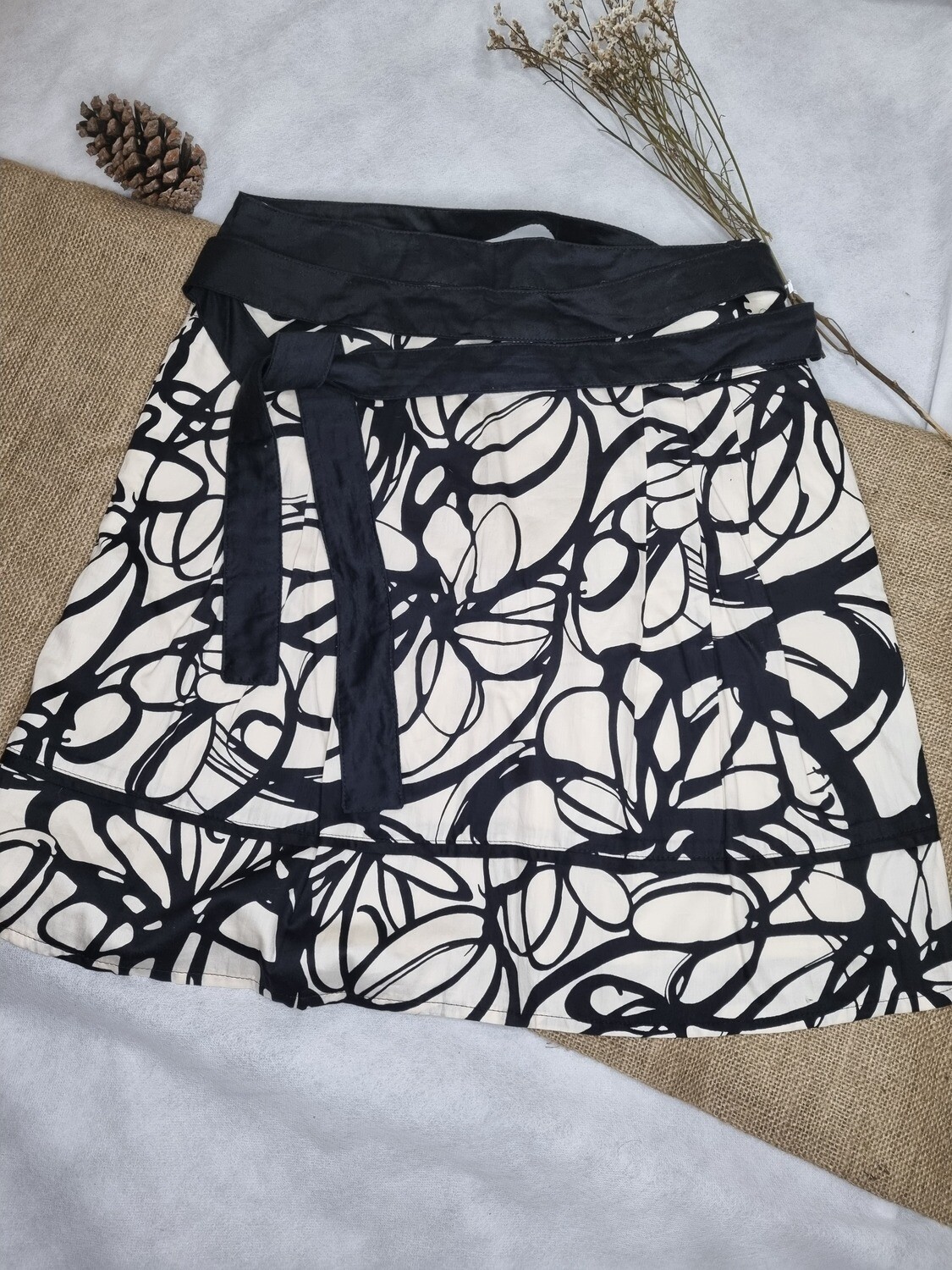 POLLERA / FALDA EVASÉ CON PINZAS. BEIGE CON ESTAMPAS NEGRAS Y LAZO EN CINTURA. TALLE 40
