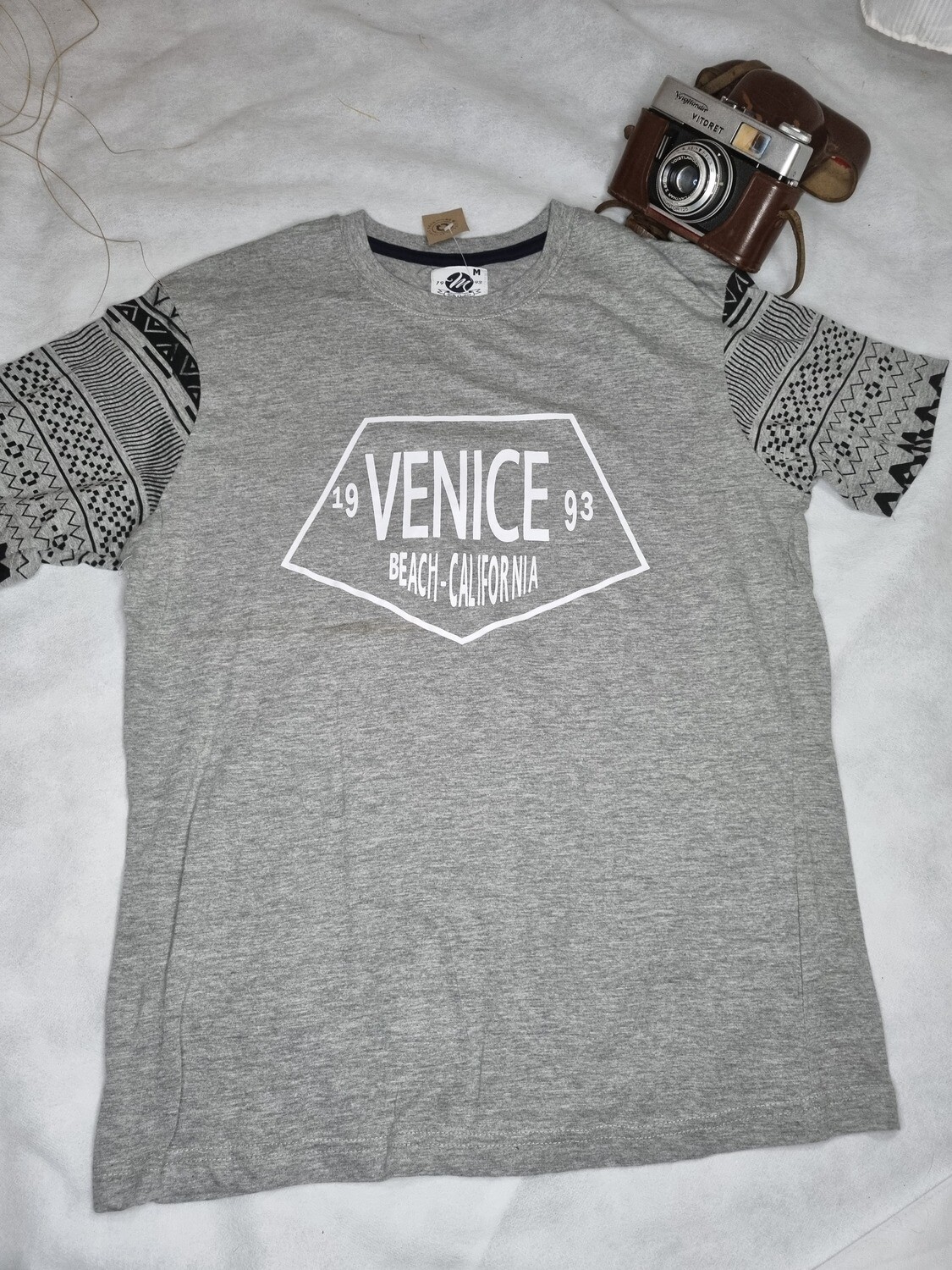 REMERA DE ALGODÓN, MANGA CORTA, CUELLO REDONDO.