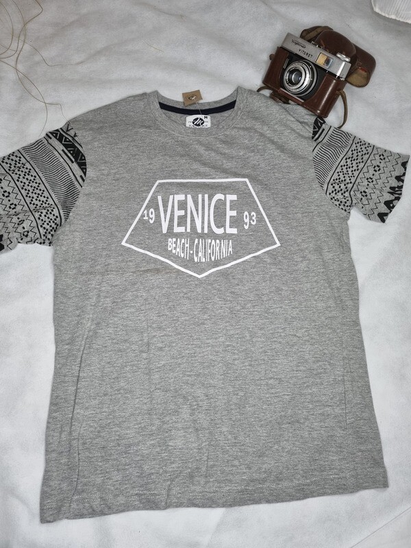 REMERA DE ALGODÓN, MANGA CORTA, CUELLO REDONDO.