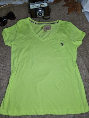 REMERA DE ALGODÓN, MANGA CORTA, ESCOTE EN V. COLOR VERDE LIMA. MARCA US POLO, TALLE M