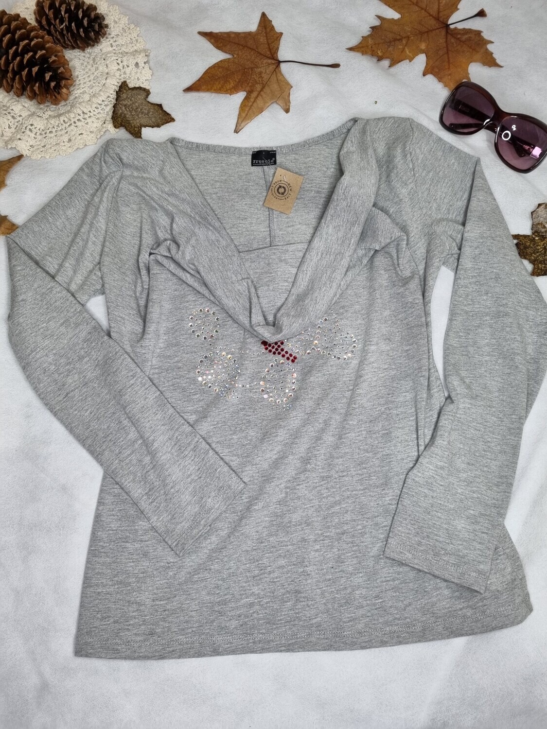 REMERA DE ALGODÓN, MANGA LARGA, CUELLO CAIDO, CON BRILLOS. TALLE M