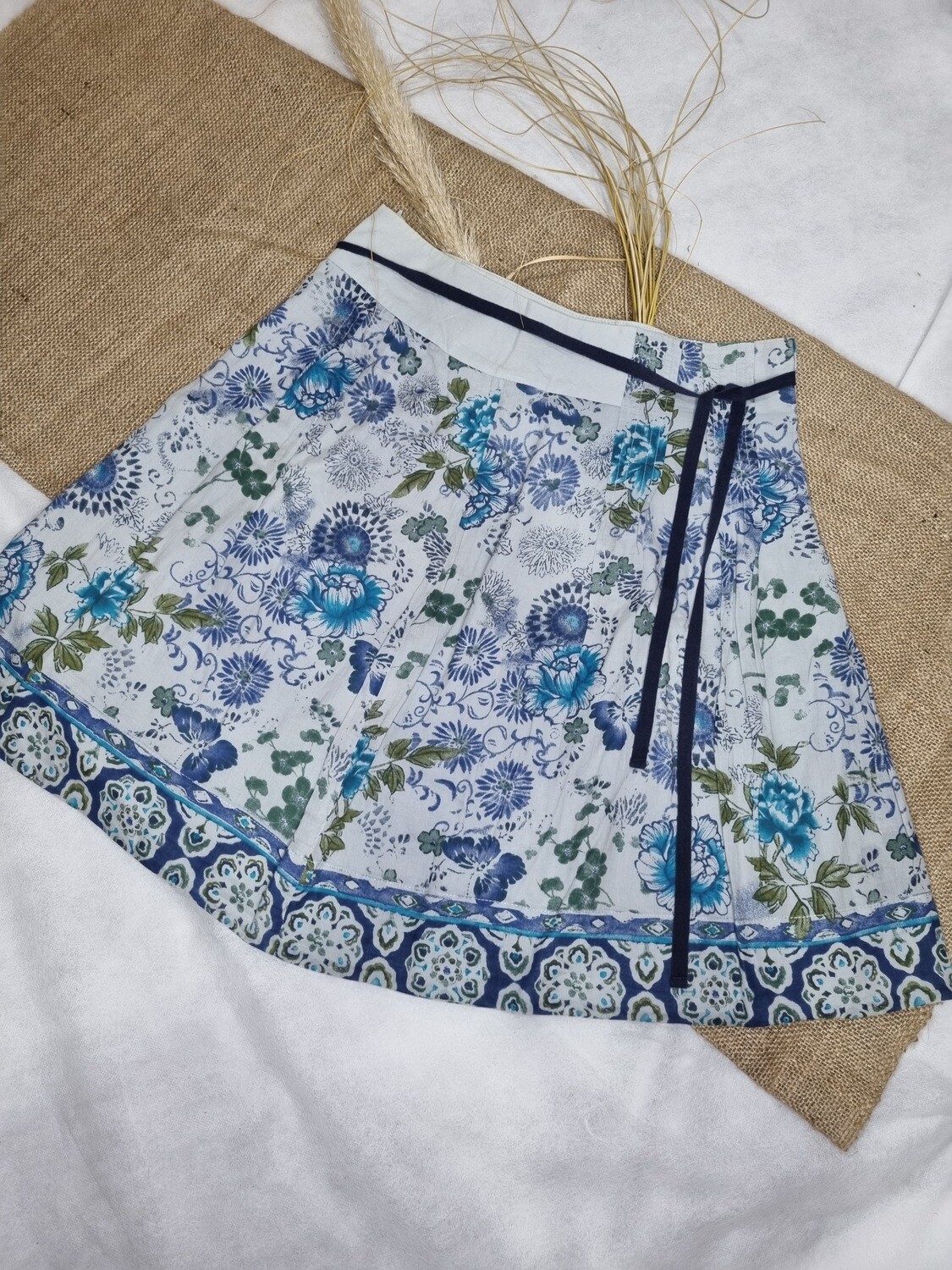 POLLERA / FALDA EVASÉ CON PINZAS, ESTAMPADA, TALLE 34