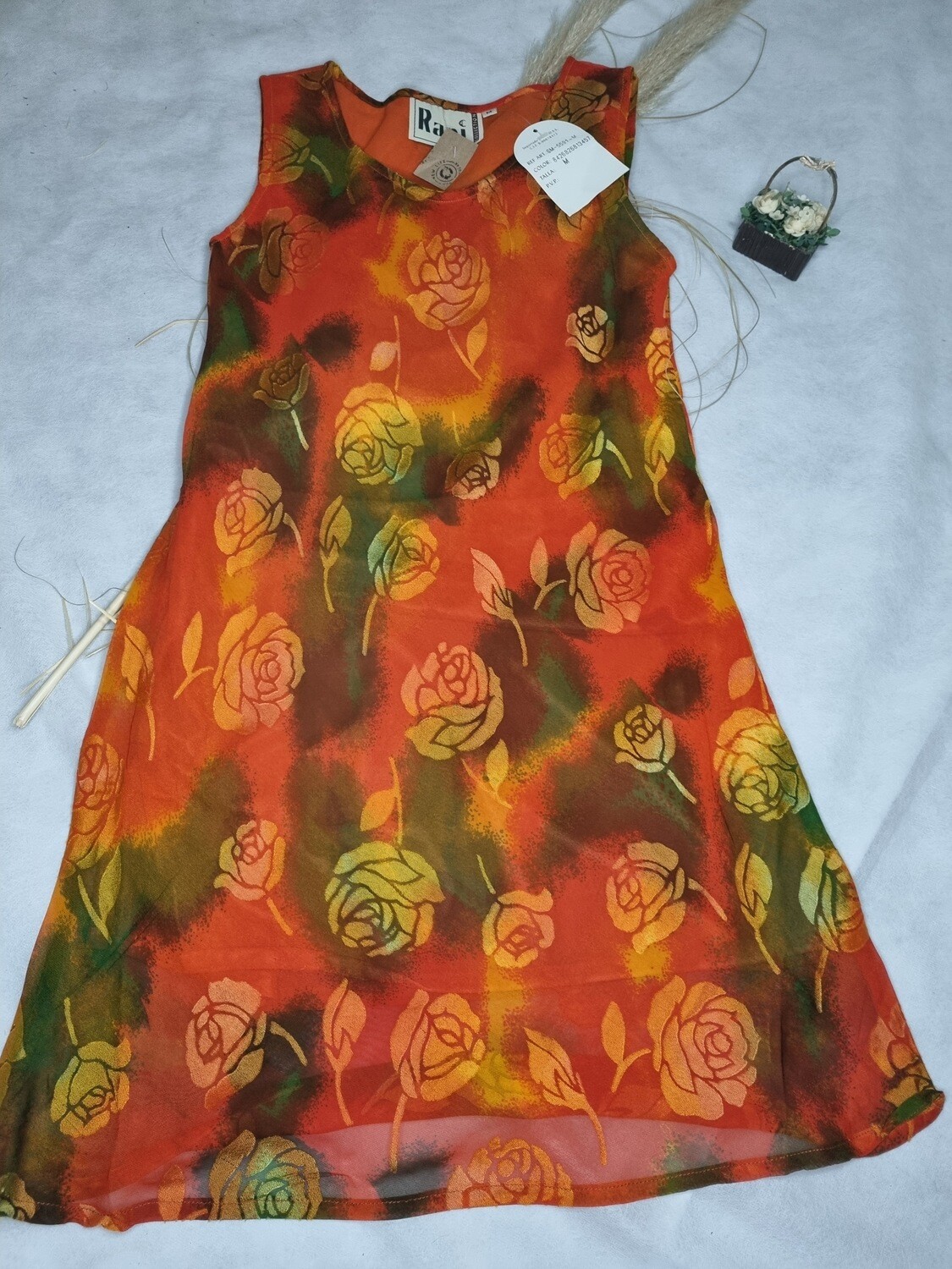 VESTIDO DE GASA, FORRADO, ESTAMPADO EN TONOS NARANJA Y VERDE. TALLE M