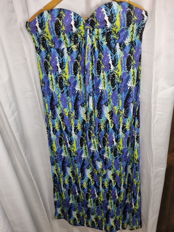 VESTIDO STRAPLESS, LARGO, CON BUSTO ARMADO. MARCA ENERGY. TALLE XL