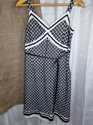 VESTIDO SOLERA NEGRO Y BLANCO, CORTE EN EL BUSTO. MARCA SAYLE. NUEVO SIN USO.