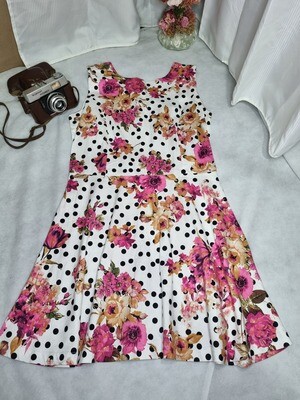 VESTIDO EVASÉ, ESTAMPADO, CUELLO REDONDO.