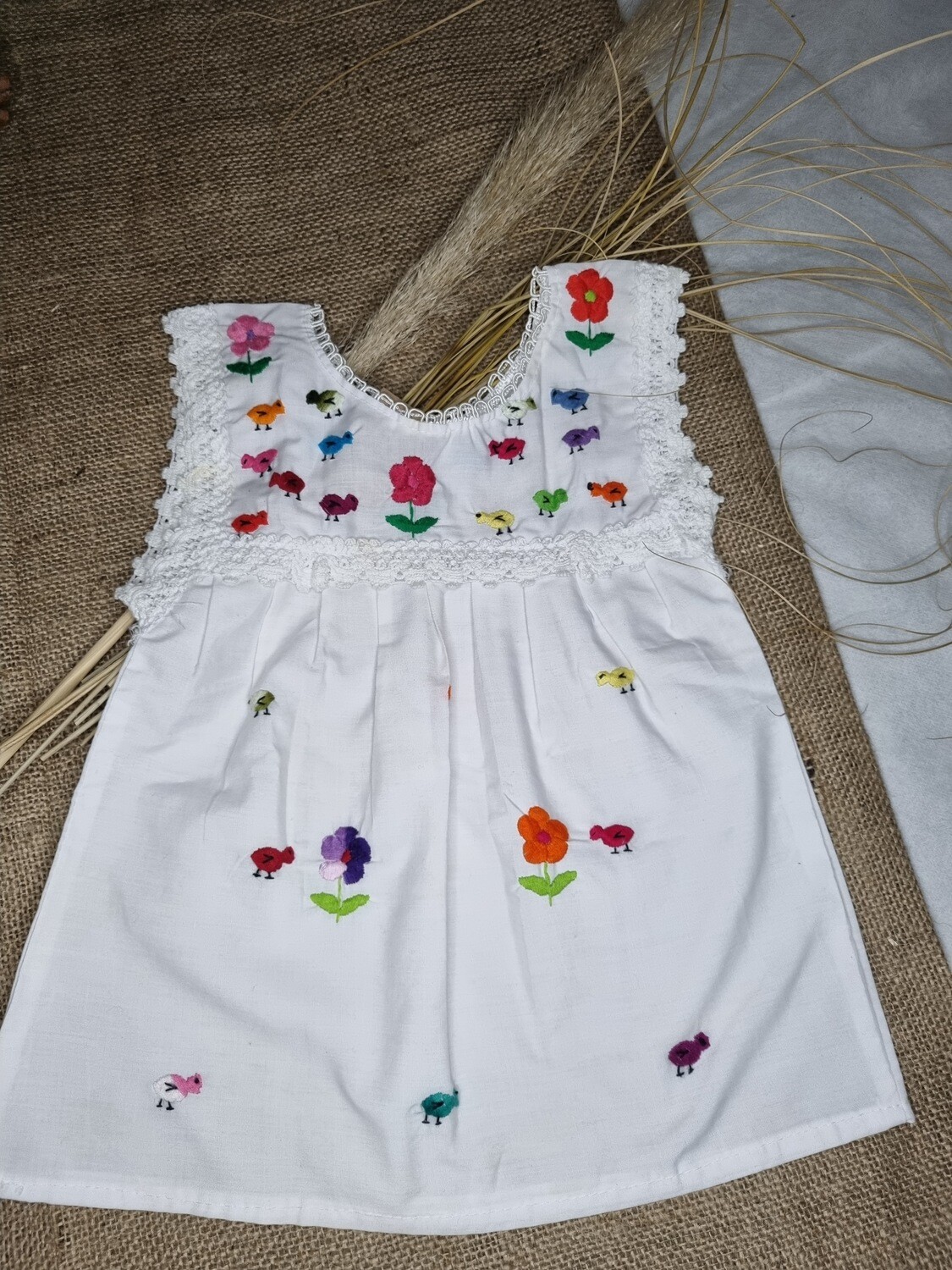BLUSA TIPO MUSCULOSA, EN TELA BLANCO, BORDADO COLORIDO, SIN MANGAS, PUNTILLA EN CUELLO Y BORDE DE MANGAS, TALLE 2